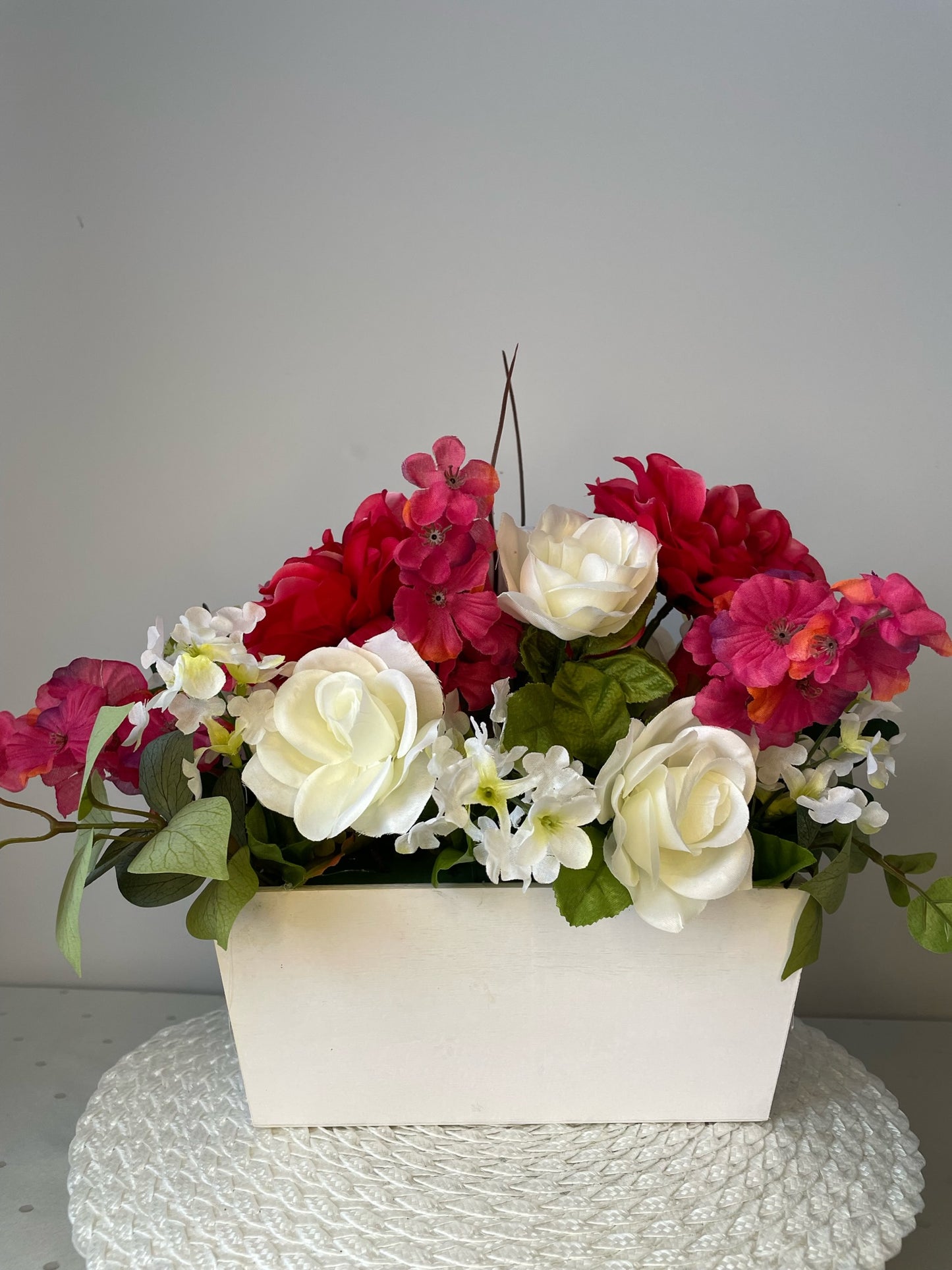 Boîte à fleurs blanches